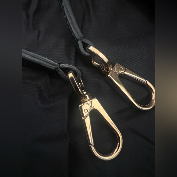 Louis Vuitton Montaigne MM Leather Handbag with Strap - Picture 8 of 14